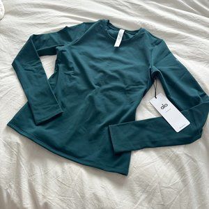 ALO YOGA - AIRBRUSH WINTER WARM NOCTURNE LONG SLEEVE Midnight Green